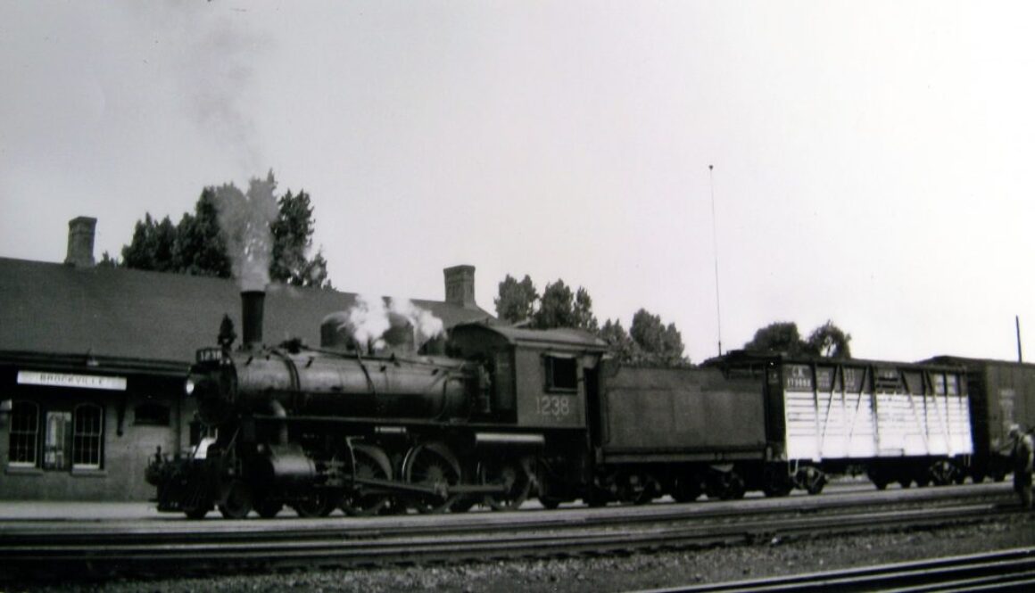 B&W at Brockville Station Jul 1948 WB12 Trains